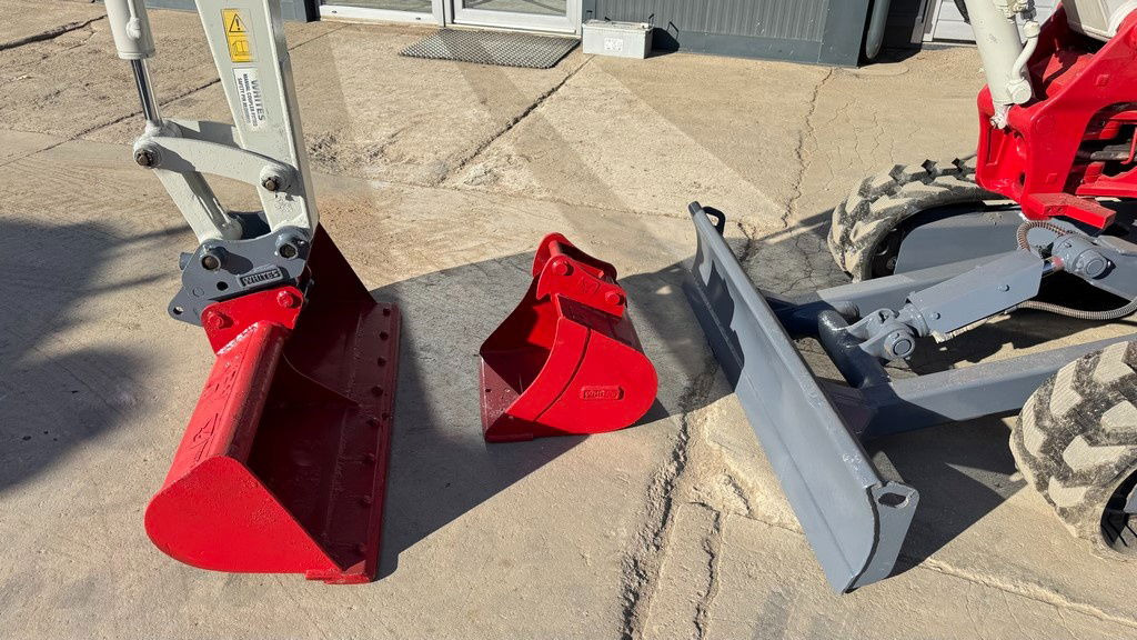 Takeuchi TB230 - 2019 Year - 2435 Hours - 2X Buckets - NEW Tracks - Mini rýpadlo: obrázek 2 Takeuchi TB230 - 2019 Year - 2435 Hours - 2X Buckets - NEW Tracks - Mini rýpadlo: obrázek 2