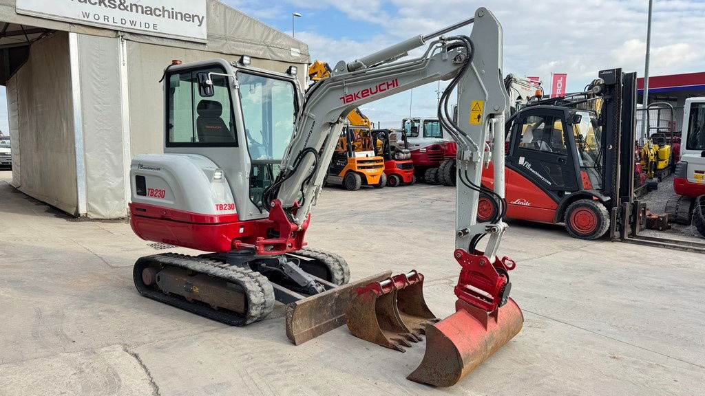 Takeuchi TB230 - Powertilt - 3X Buckets - 2021 Year - TOP - Mini rýpadlo: obrázek 2 Takeuchi TB230 - Powertilt - 3X Buckets - 2021 Year - TOP - Mini rýpadlo: obrázek 2