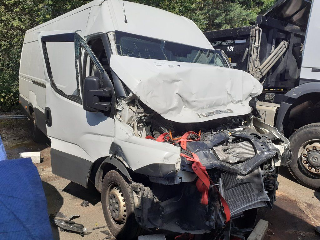 Iveco Daily 35S16 maxi Damaged - Furgon: obrázek 1 Iveco Daily 35S16 maxi Damaged - Furgon: obrázek 1