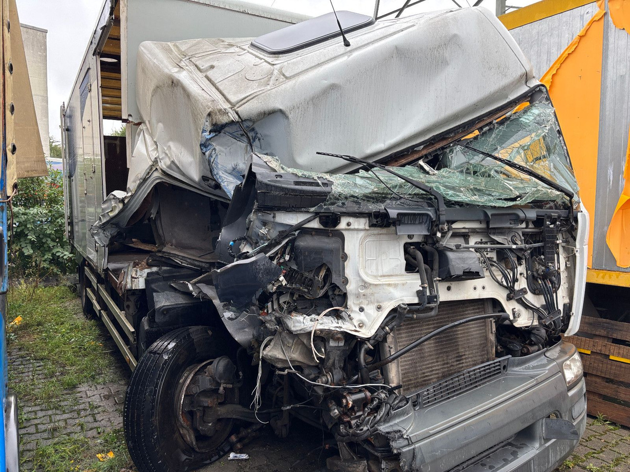 Renault 320*18 - Chladírenský nákladní automobil: obrázek 2 Renault 320*18 - Chladírenský nákladní automobil: obrázek 2