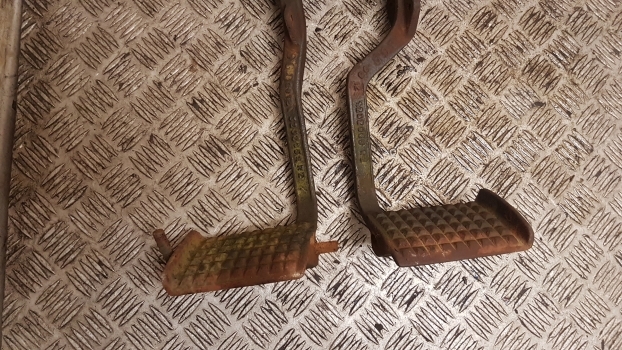 Case International 856, 895 Xl Brake Pedals 3232965r92, 3232966r92, 3232959r2 - Brzdové díly pro Traktor: obrázek 2 Case International 856, 895 Xl Brake Pedals 3232965r92, 3232966r92, 3232959r2 - Brzdové díly pro Traktor: obrázek 2
