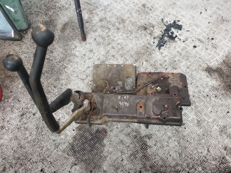 Fiat 90-90, 100-90, 110-90 Transmission Control Cover 5129987, 5130986, 5132247 - Řadící páka pro Traktor: obrázek 1 Fiat 90-90, 100-90, 110-90 Transmission Control Cover 5129987, 5130986, 5132247 - Řadící páka pro Traktor: obrázek 1