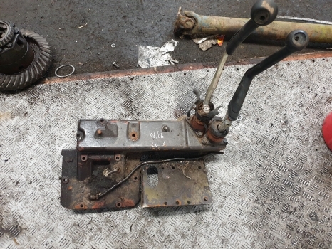 Fiat 90-90, 100-90, 110-90 Transmission Control Cover 5129987, 5130986, 5132247 - Řadící páka pro Traktor: obrázek 3 Fiat 90-90, 100-90, 110-90 Transmission Control Cover 5129987, 5130986, 5132247 - Řadící páka pro Traktor: obrázek 3