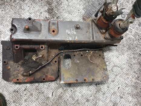 Fiat 90-90, 100-90, 110-90 Transmission Control Cover 5129987, 5130986, 5132247 - Řadící páka pro Traktor: obrázek 4 Fiat 90-90, 100-90, 110-90 Transmission Control Cover 5129987, 5130986, 5132247 - Řadící páka pro Traktor: obrázek 4