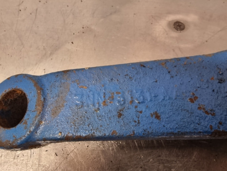 Ford 10 Series 6610, 5610, 7710, 7610 Steering Arm Lhs E3nn3131aa, 83947642 - Ovládání volantem: obrázek 2 Ford 10 Series 6610, 5610, 7710, 7610 Steering Arm Lhs E3nn3131aa, 83947642 - Ovládání volantem: obrázek 2