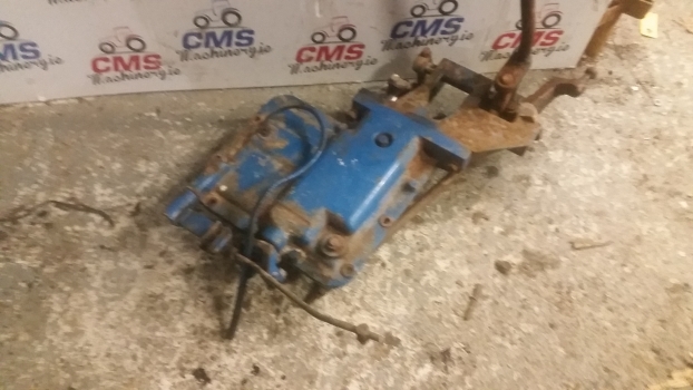 Ford 10 Series 7610, 7710, 7810, 7910, 8210 Gear Shift Cover E4nn7488aa - Transmise pro Traktor: obrázek 2 Ford 10 Series 7610, 7710, 7810, 7910, 8210 Gear Shift Cover E4nn7488aa - Transmise pro Traktor: obrázek 2