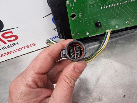 Ford Fiat New Holland 40, M,60 Ser 7840 Draft Control Module 82012697, 82012644 - Elektrický systém: obrázek 3 Ford Fiat New Holland 40, M,60 Ser 7840 Draft Control Module 82012697, 82012644 - Elektrický systém: obrázek 3