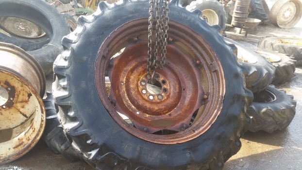 Ford Rear Wheel And Tyre 16.9-38. Please Check By The Photos. - Kompletní kolo pro Traktor: obrázek 1 Ford Rear Wheel And Tyre 16.9-38. Please Check By The Photos. - Kompletní kolo pro Traktor: obrázek 1