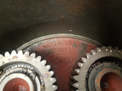 John Deere 2650 Front Axle Hub Hat Assy L60111, L60110, 4472463005, 4472363006 - Hlava pro Traktor: obrázek 2 John Deere 2650 Front Axle Hub Hat Assy L60111, L60110, 4472463005, 4472363006 - Hlava pro Traktor: obrázek 2