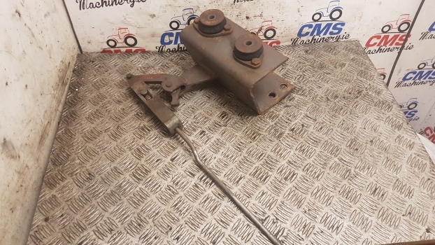 Massey Ferguson 690, 698, 699 Cab Suspension Bracket Mounting Rhs 1679774m93 - Podvěs kabiny pro Traktor: obrázek 1 Massey Ferguson 690, 698, 699 Cab Suspension Bracket Mounting Rhs 1679774m93 - Podvěs kabiny pro Traktor: obrázek 1