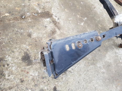 Křídlo New Holland Case T6, T7, T6000, Maxxum Ser Front Mudguard Bracket Kit 47444870: obrázek 6