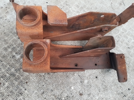 New Holland Case T7, Puma T7.225 Cab Suspension Bracket Support Lhs Rhs 84353071 - Podvěs kabiny pro Traktor: obrázek 2 New Holland Case T7, Puma T7.225 Cab Suspension Bracket Support Lhs Rhs 84353071 - Podvěs kabiny pro Traktor: obrázek 2