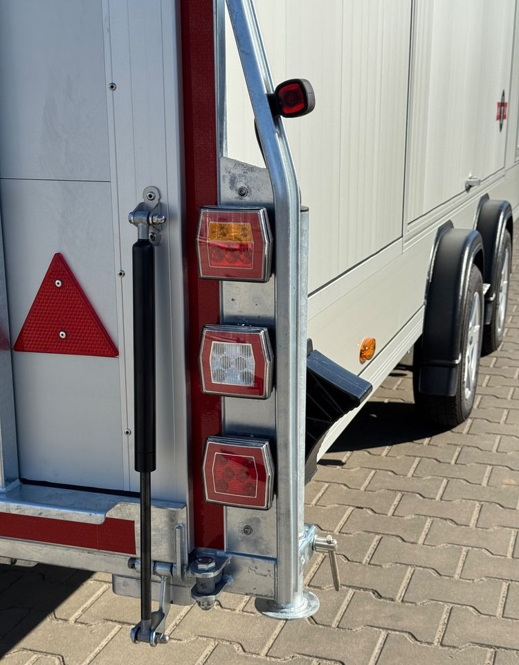DEBON Debon C2000 - zamknięta przyczepa do przewozu aut, 550 x 215 cm, 3500kg, felgi ALU, wciągarka elektryczna - Přívěs na přepravu automobilů: obrázek 5 DEBON Debon C2000 - zamknięta przyczepa do przewozu aut, 550 x 215 cm, 3500kg, felgi ALU, wciągarka elektryczna - Přívěs na přepravu automobilů: obrázek 5