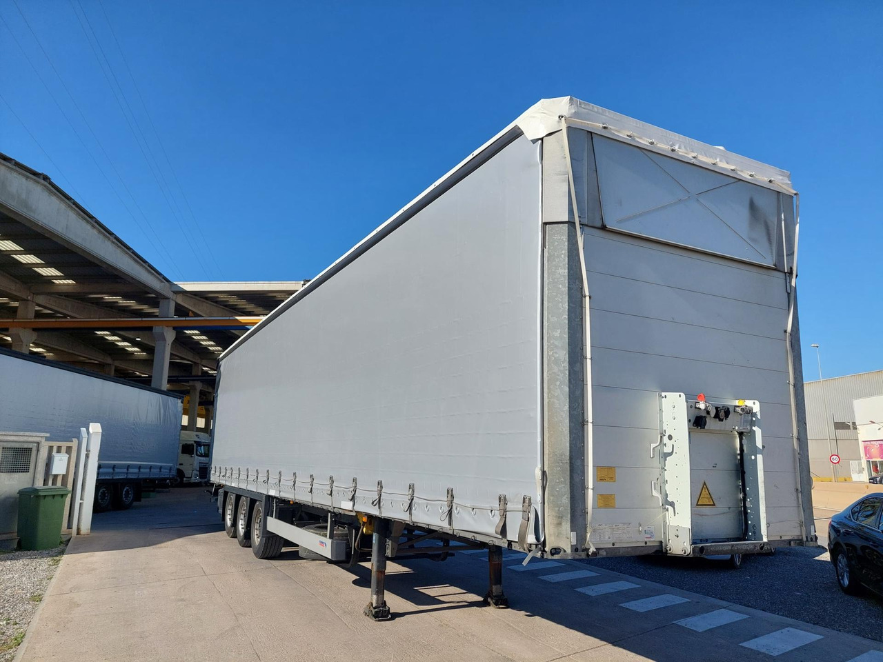 Schmitz Cargobull SCS24/L Varios - Plachtový návěs: obrázek 2 Schmitz Cargobull SCS24/L Varios - Plachtový návěs: obrázek 2