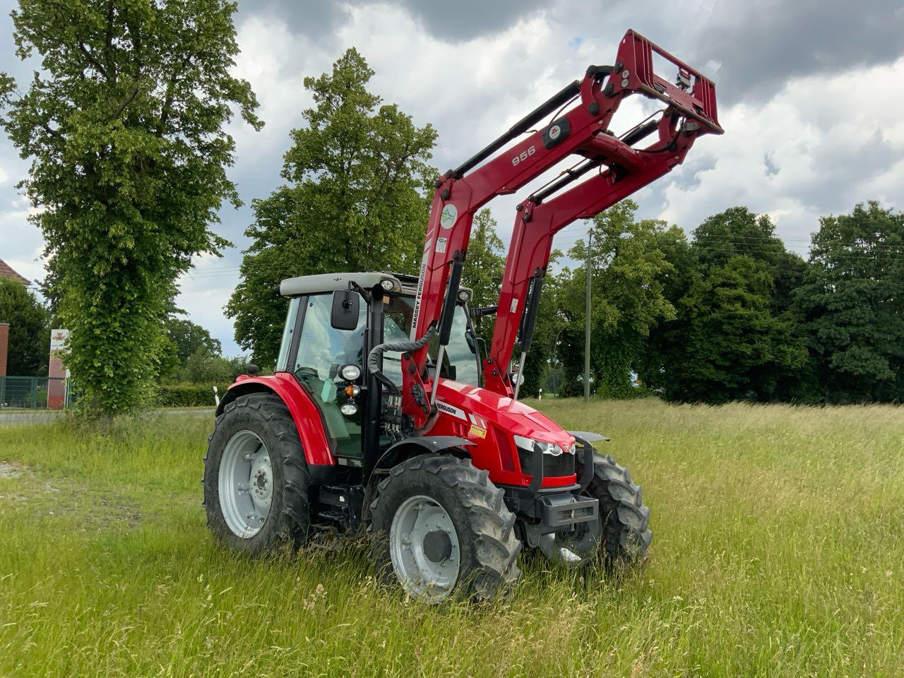 Massey Ferguson MF 5613 Dyna6 Efficient - Traktor: obrázek 2 Massey Ferguson MF 5613 Dyna6 Efficient - Traktor: obrázek 2