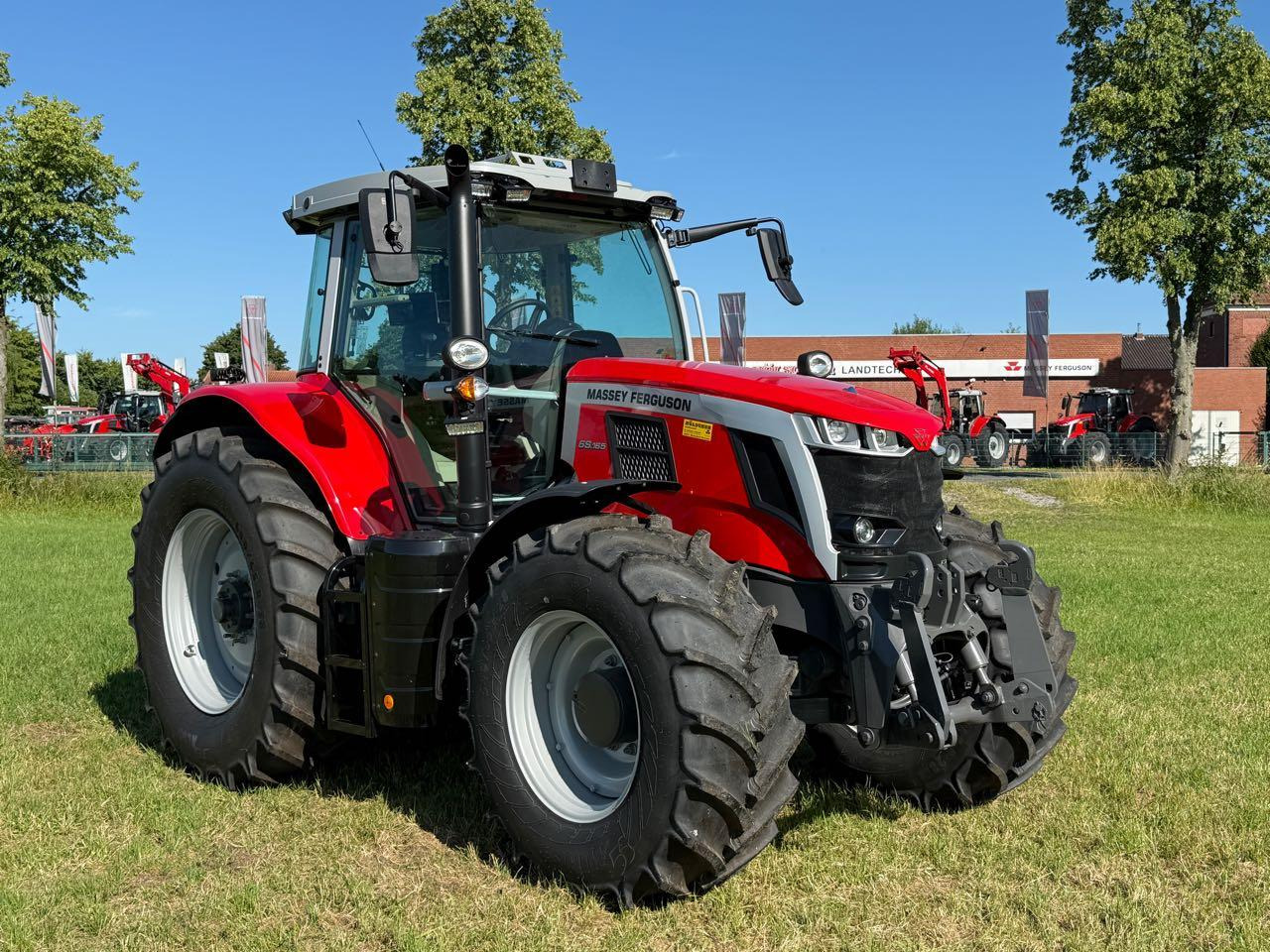Massey Ferguson MF 6S.165 DynaVT Exclusive - Traktor: obrázek 2 Massey Ferguson MF 6S.165 DynaVT Exclusive - Traktor: obrázek 2