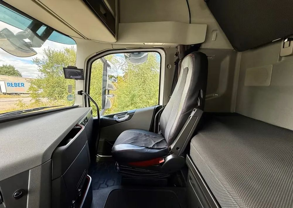 Plachtový nákladní auto Volvo FH460 6x2 BDF | Hydrauliczna platforma załadunkowa | Ogrzewanie postojowe | Automatyczna skrzynia | Euro 6d: obrázek 18 Plachtový nákladní auto Volvo FH460 6x2 BDF | Hydrauliczna platforma załadunkowa | Ogrzewanie postojowe | Automatyczna skrzynia | Euro 6d: obrázek 18