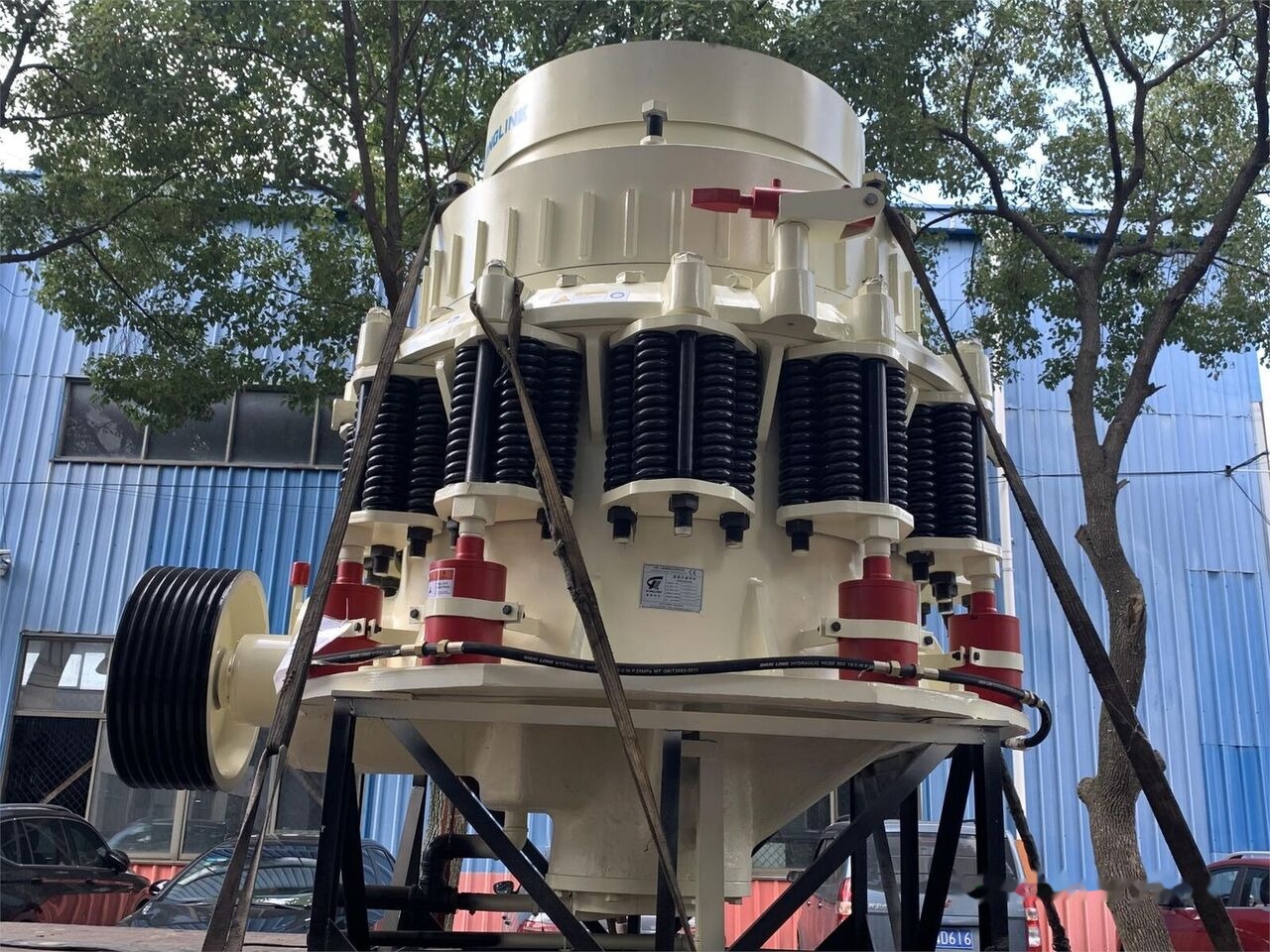 Kinglink 250TPH KLM1380 Iron Ore Cone Crusher - Kuželový drtič: obrázek 3 Kinglink 250TPH KLM1380 Iron Ore Cone Crusher - Kuželový drtič: obrázek 3