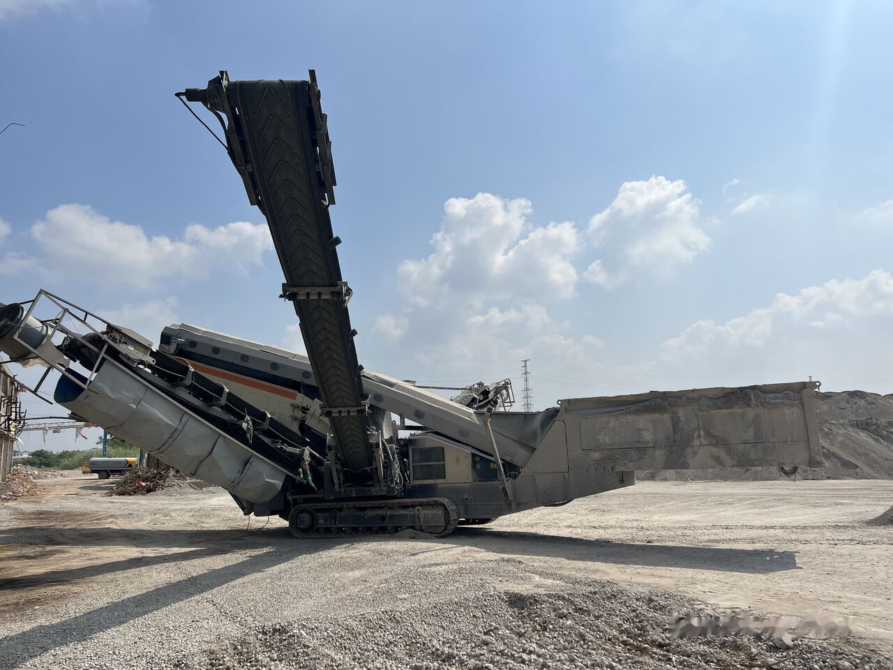 Metso LOKOTRACK ST4.8 SCALPER STONE VIBRATING SCREEN - Mobilní drtič: obrázek 2 Metso LOKOTRACK ST4.8 SCALPER STONE VIBRATING SCREEN - Mobilní drtič: obrázek 2