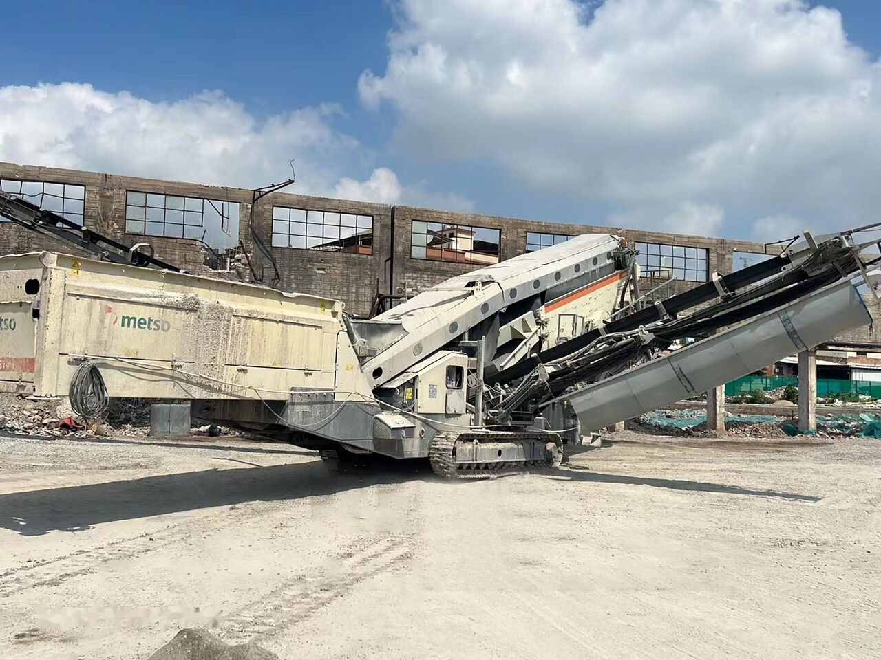 Metso LOKOTRACK ST4.8 SCALPER STONE VIBRATING SCREEN - Mobilní drtič: obrázek 3 Metso LOKOTRACK ST4.8 SCALPER STONE VIBRATING SCREEN - Mobilní drtič: obrázek 3