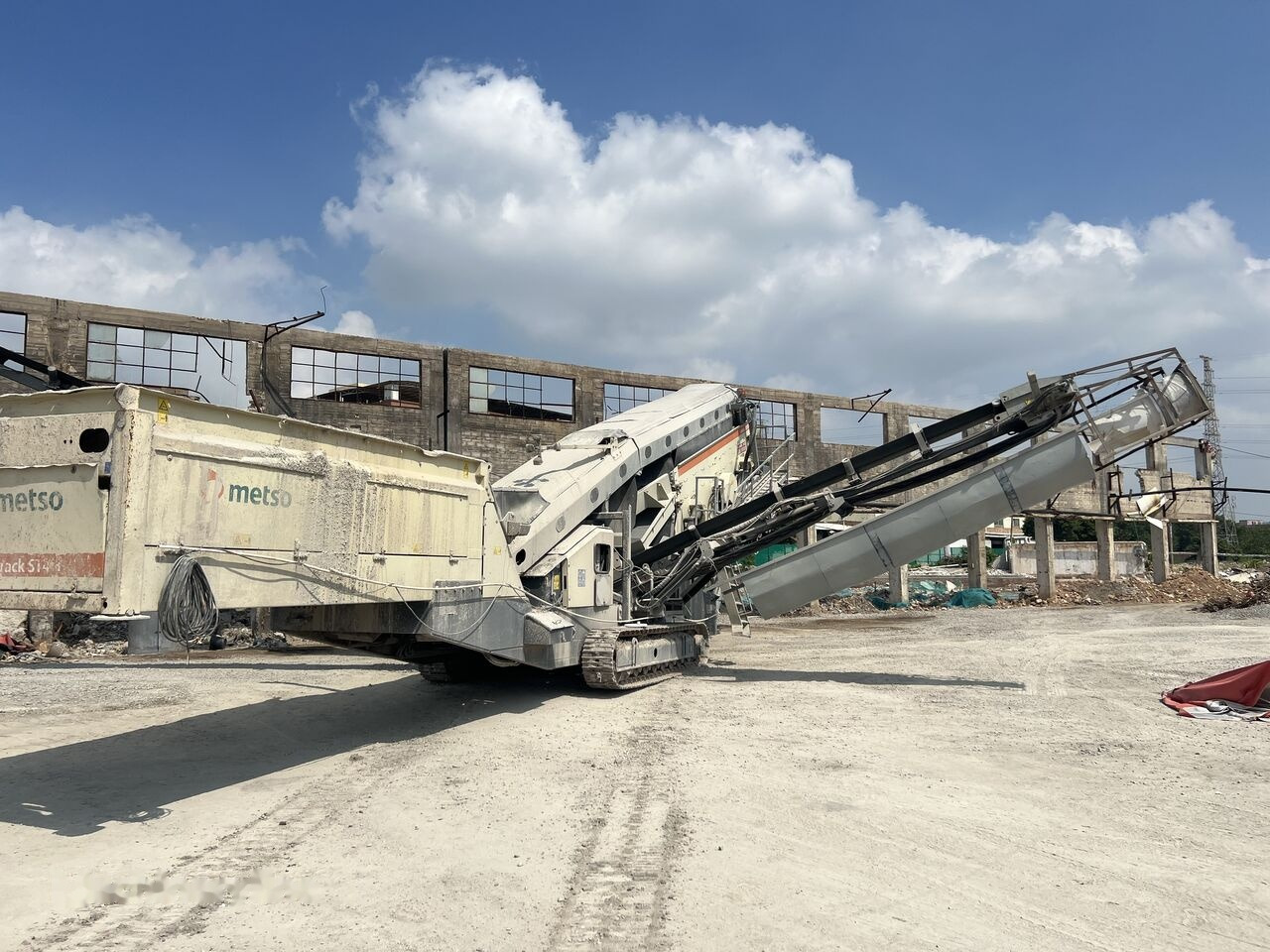 Metso LOKOTRACK ST4.8 SCALPER STONE VIBRATING SCREEN - Mobilní drtič: obrázek 1 Metso LOKOTRACK ST4.8 SCALPER STONE VIBRATING SCREEN - Mobilní drtič: obrázek 1