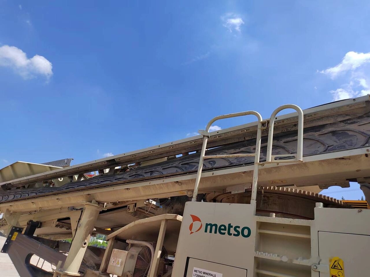Metso Lokotrack LT200HPS MOBILE CONE CRUSHER WITH SCREEN - Mobilní drtič: obrázek 2 Metso Lokotrack LT200HPS MOBILE CONE CRUSHER WITH SCREEN - Mobilní drtič: obrázek 2