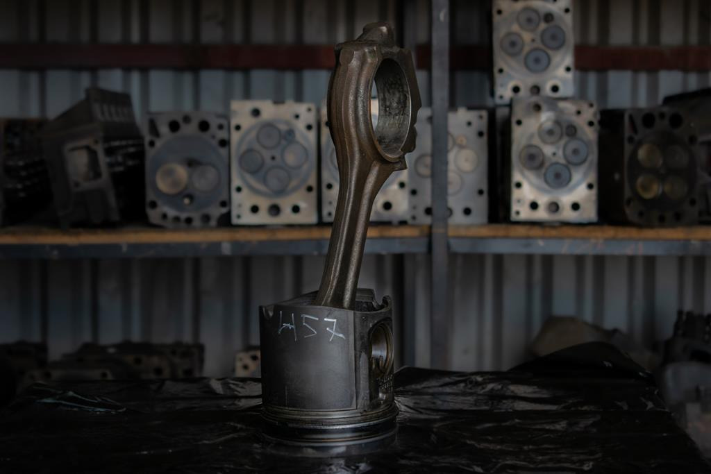 MERCEDES-BENZ AXOR PISTON WITH CONNECTING ROD FOR ENGINE CODE OM 457 - Ojnice pro Nákladní auto: obrázek 2 MERCEDES-BENZ AXOR PISTON WITH CONNECTING ROD FOR ENGINE CODE OM 457 - Ojnice pro Nákladní auto: obrázek 2