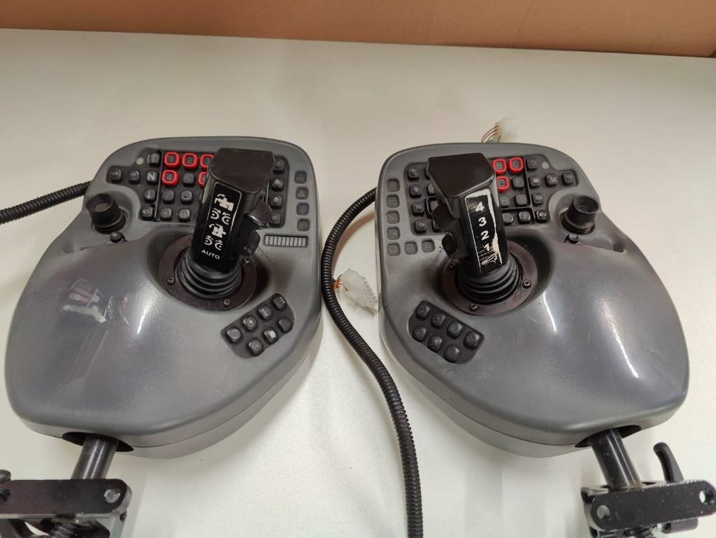 Komatsu Joysticks - Elektrický systém pro Lesní technika: obrázek 2 Komatsu Joysticks - Elektrický systém pro Lesní technika: obrázek 2