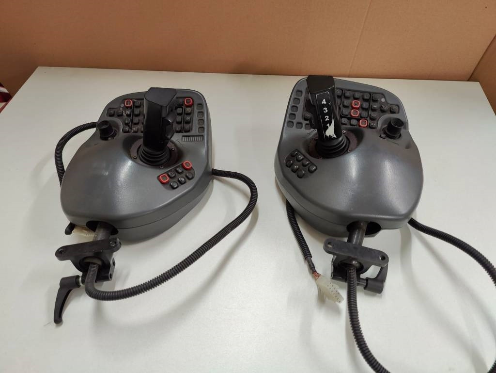 Komatsu Joysticks - Elektrický systém pro Lesní technika: obrázek 5 Komatsu Joysticks - Elektrický systém pro Lesní technika: obrázek 5