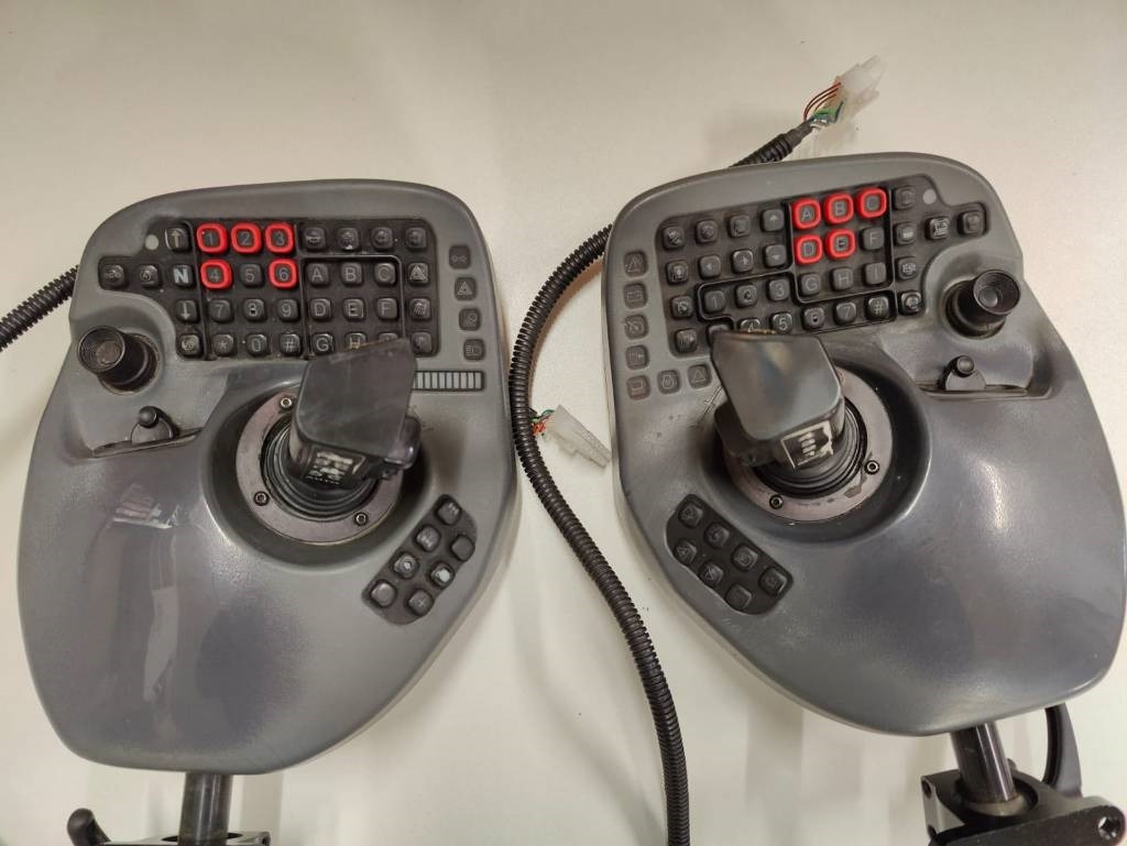 Komatsu Joysticks - Elektrický systém pro Lesní technika: obrázek 1 Komatsu Joysticks - Elektrický systém pro Lesní technika: obrázek 1