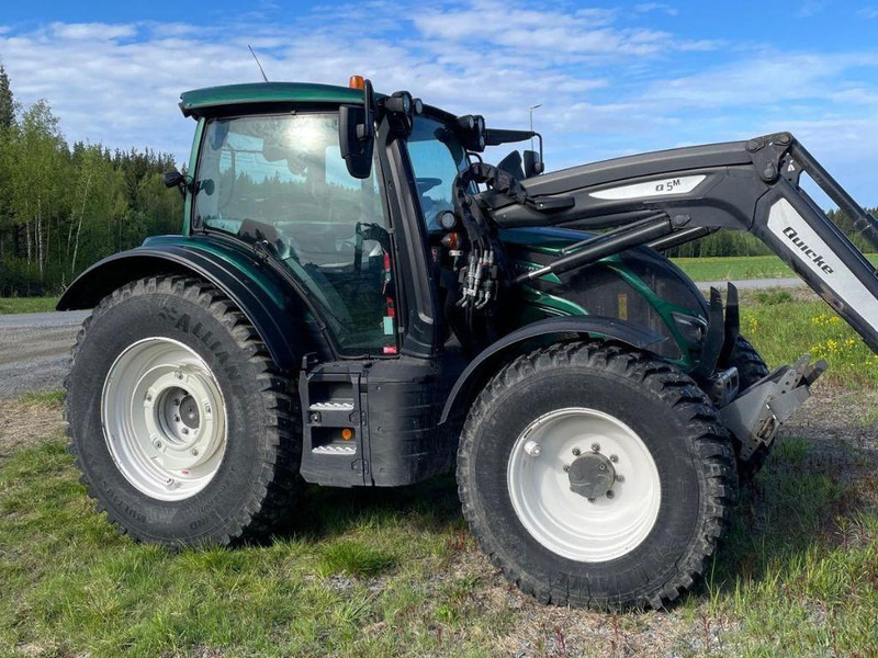 Valtra N154E Versu SmartTouch MR19 Valtra N154E Versu SmartTouch MR19 med frontlastare Quicke Q5M - Traktor: obrázek 4 Valtra N154E Versu SmartTouch MR19 Valtra N154E Versu SmartTouch MR19 med frontlastare Quicke Q5M - Traktor: obrázek 4