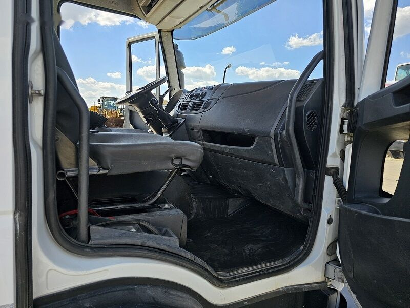 Interior photo 2: Sklápěč IVECO 80E18