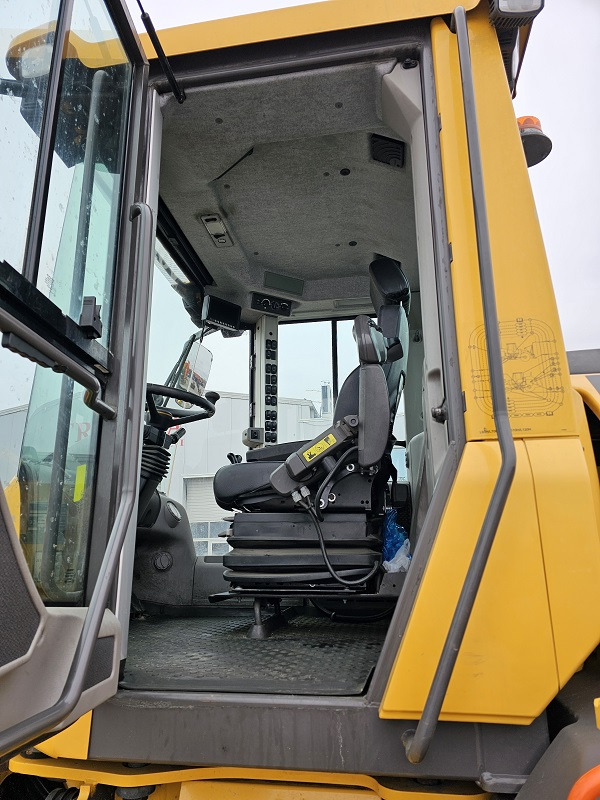 Kolový nakladač Volvo L120H: obrázek 9