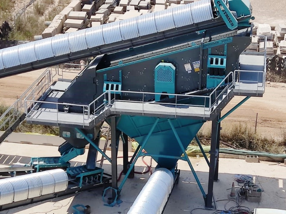 Constmach 2-3-4 Deck Vibrating Screen Systems 2 Years Warranty - Třídič: obrázek 3 Constmach 2-3-4 Deck Vibrating Screen Systems 2 Years Warranty - Třídič: obrázek 3