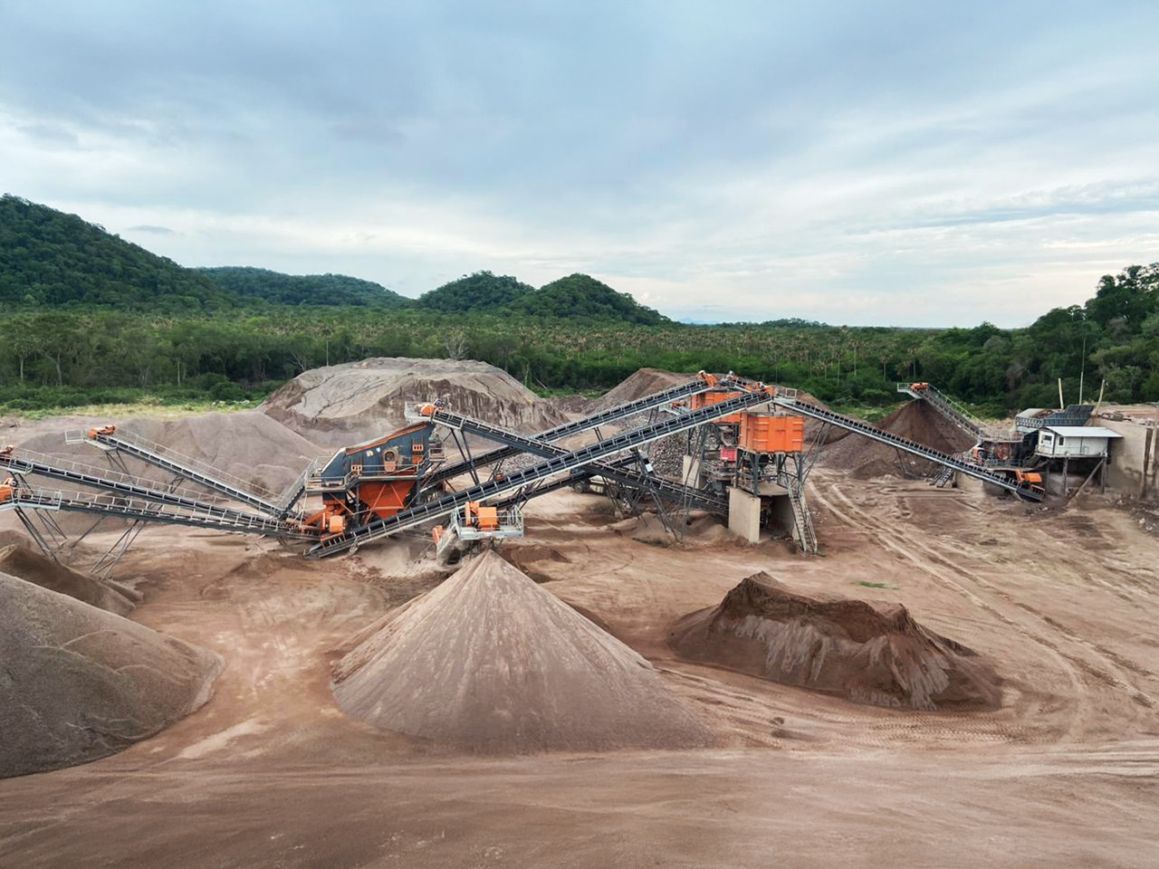 Constmach Installation Stationnaire de Concassage et de Criblage de Pierres 50 à 1 000 TPH - Drticí zařízení: obrázek 5 Constmach Installation Stationnaire de Concassage et de Criblage de Pierres 50 à 1 000 TPH - Drticí zařízení: obrázek 5