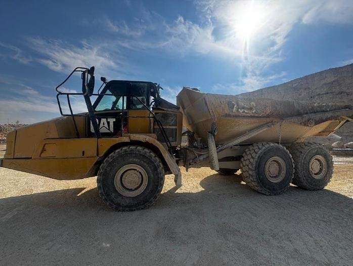 CAT 730C2 - Kloubový sklápěč: obrázek 2 CAT 730C2 - Kloubový sklápěč: obrázek 2