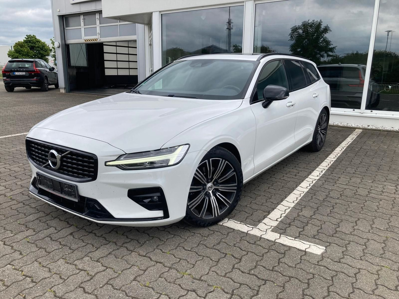 Volvo V60 B4 (Diesel) R Design (Standheiz, AHK, Pano) - Osobní auto: obrázek 1 Volvo V60 B4 (Diesel) R Design (Standheiz, AHK, Pano) - Osobní auto: obrázek 1