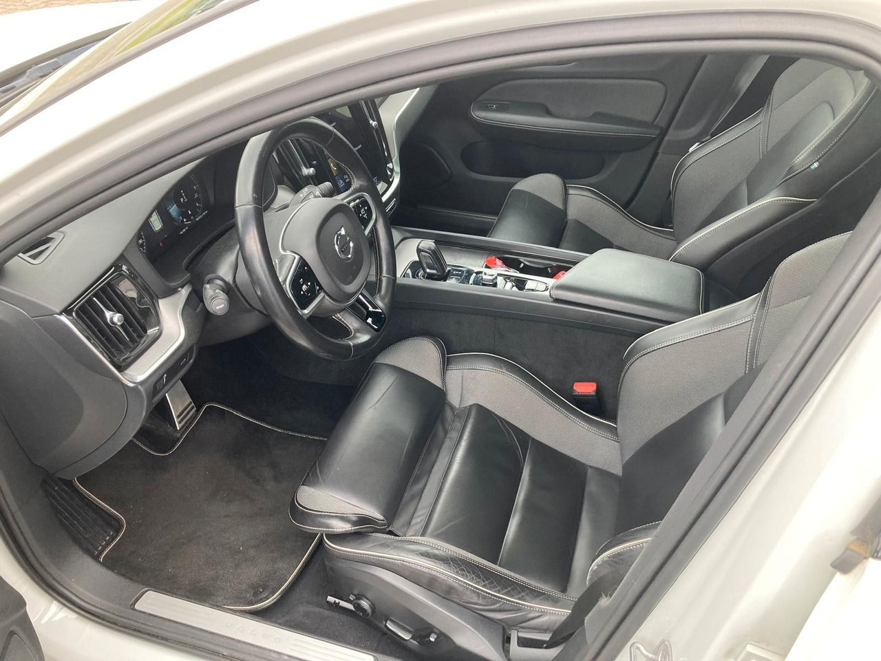Volvo V60 B4 (Diesel) R Design (Standheiz, AHK, Pano) - Osobní auto: obrázek 2 Volvo V60 B4 (Diesel) R Design (Standheiz, AHK, Pano) - Osobní auto: obrázek 2