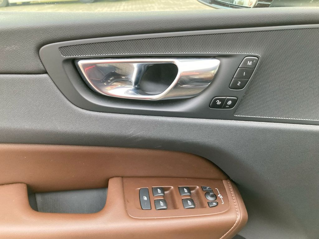 SUV Volvo XC 60 B5 Inscription AWD (Diesel): obrázek 11