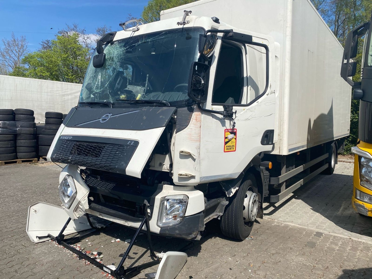 Volvo FL 16.280 Koffer Unfallschaden - Skříňový nákladní auto: obrázek 2 Volvo FL 16.280 Koffer Unfallschaden - Skříňový nákladní auto: obrázek 2