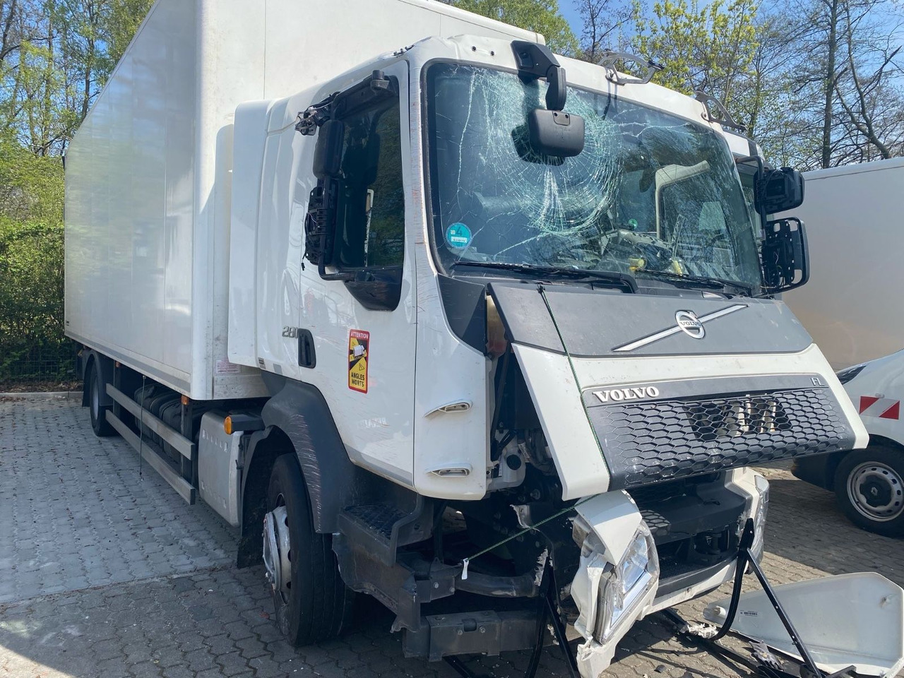 Volvo FL 16.280 Koffer Unfallschaden - Skříňový nákladní auto: obrázek 1 Volvo FL 16.280 Koffer Unfallschaden - Skříňový nákladní auto: obrázek 1