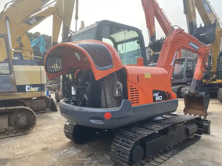 90% new Korea Doosan 6ton dx60 dx55 dx75 excavator - Pásové rýpadlo: obrázek 3 90% new Korea Doosan 6ton dx60 dx55 dx75 excavator - Pásové rýpadlo: obrázek 3