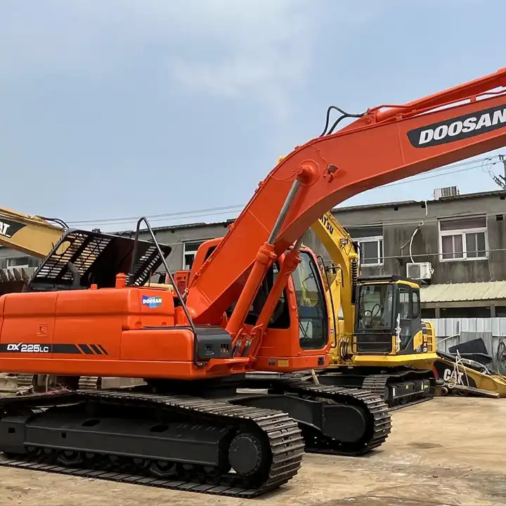 90% new Used Doosan dx225 excavator on sale with manual engine made in Korea - Pásové rýpadlo: obrázek 1 90% new Used Doosan dx225 excavator on sale with manual engine made in Korea - Pásové rýpadlo: obrázek 1