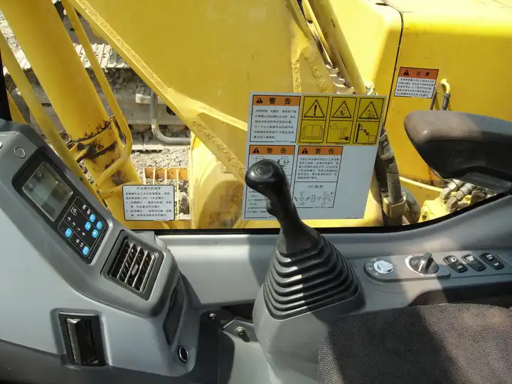 Hot sale low price Komatsu PC130-7 medium used machine hydraulic crawler backhoe digger 13ton used excavators - Pásové rýpadlo: obrázek 5 Hot sale low price Komatsu PC130-7 medium used machine hydraulic crawler backhoe digger 13ton used excavators - Pásové rýpadlo: obrázek 5