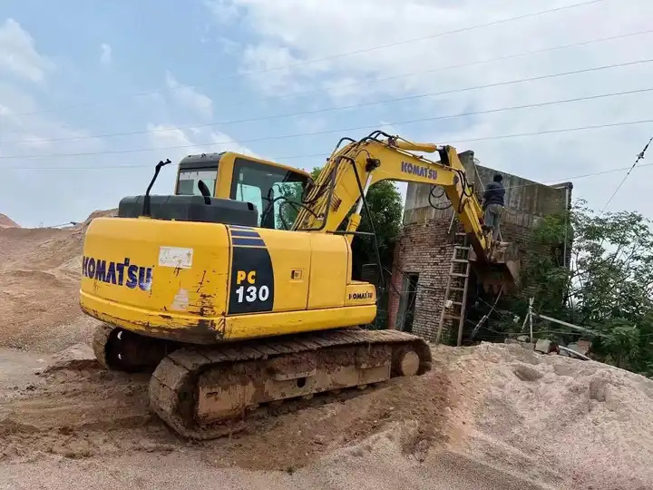 Hot sale used komatsu medium excavator PC130-7 /KOMATSU 130-7/ used japanese komatsu excavator 13 ton - Pásové rýpadlo: obrázek 4 Hot sale used komatsu medium excavator PC130-7 /KOMATSU 130-7/ used japanese komatsu excavator 13 ton - Pásové rýpadlo: obrázek 4