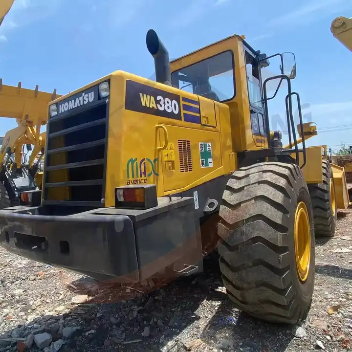 Second Hand Japan Made Komatsu Wa380-3 Front Loader Used Original Painting Komatsu Wa 380-3 in Stock for Sale - Kolový nakladač: obrázek 1 Second Hand Japan Made Komatsu Wa380-3 Front Loader Used Original Painting Komatsu Wa 380-3 in Stock for Sale - Kolový nakladač: obrázek 1