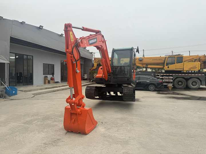 Top Grade in Stock Doosan DX60 Used 6 Ton Hydraulic Crawler Excavator Digger High Quality Factory Price Used 6 Ton - Pásové rýpadlo: obrázek 5 Top Grade in Stock Doosan DX60 Used 6 Ton Hydraulic Crawler Excavator Digger High Quality Factory Price Used 6 Ton - Pásové rýpadlo: obrázek 5