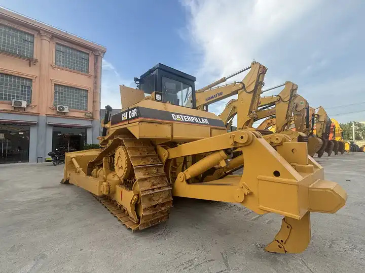 Used Caterpillar bulldozer CAT D8R on sale - Buldozer: obrázek 4 Used Caterpillar bulldozer CAT D8R on sale - Buldozer: obrázek 4