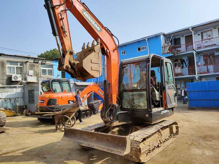 Used excavator doosan dx60 excavators machinery doosan dx60 dx80 dx75 dx225 dh60 dh60-7 excavator - Pásové rýpadlo: obrázek 2 Used excavator doosan dx60 excavators machinery doosan dx60 dx80 dx75 dx225 dh60 dh60-7 excavator - Pásové rýpadlo: obrázek 2