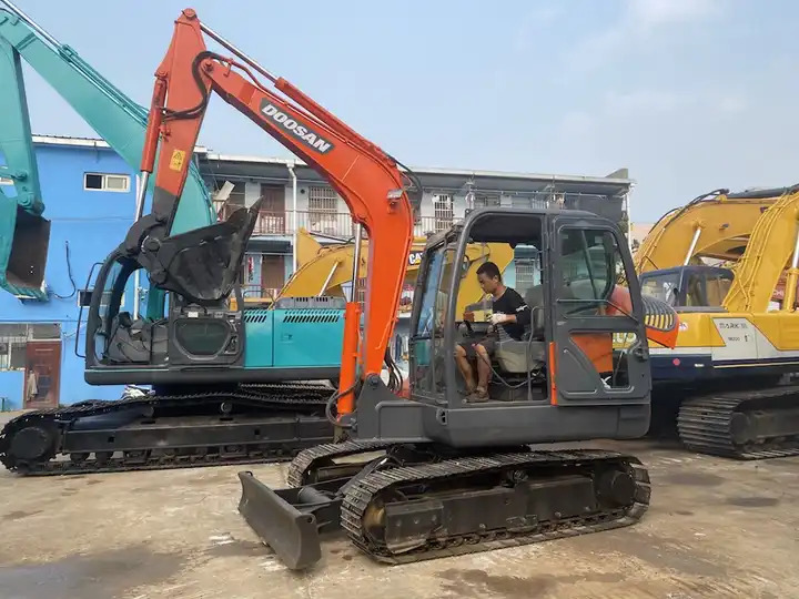 Dx60 dx55 ON SALE Doosan 6ton dx60 Used excavator in stock - Pásové rýpadlo: obrázek 4 Dx60 dx55 ON SALE Doosan 6ton dx60 Used excavator in stock - Pásové rýpadlo: obrázek 4